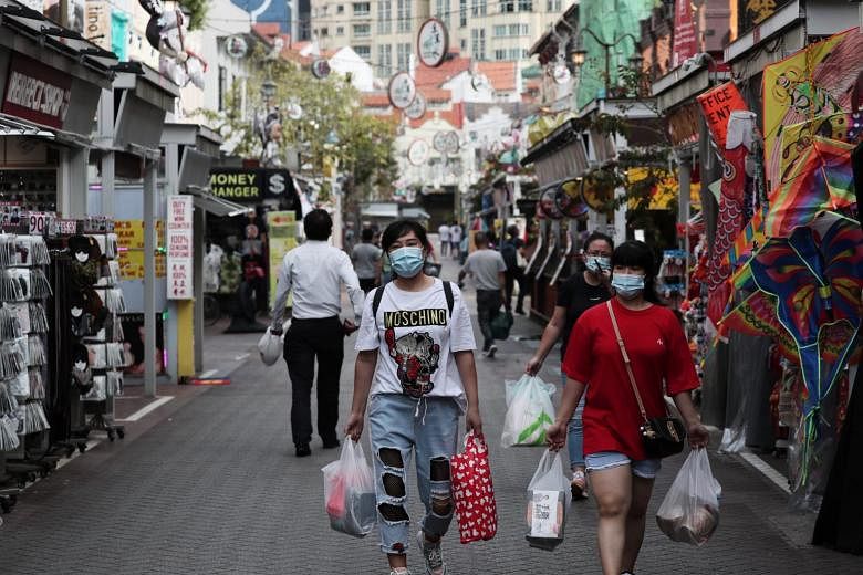 Setengah dari konsumen Singapura lebih suka berbelanja lokal untuk membantu perusahaan yang terkena Covid-19: Survei