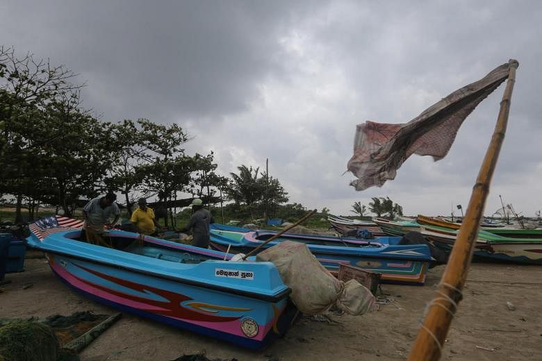 Topan menghantam Sri Lanka saat India selatan berjongkok