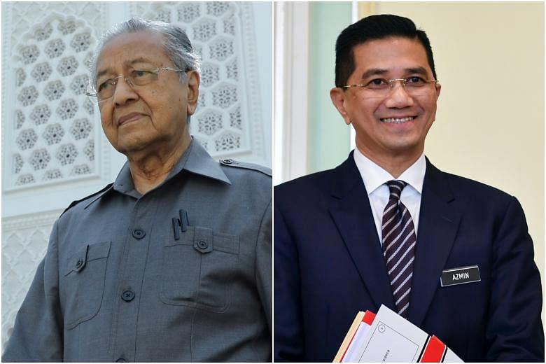 Mahathir Malaysia menawarkan untuk bersaksi melawan Azmin dalam gugatan yang diajukan oleh pemilih, menandakan hubungan yang retak